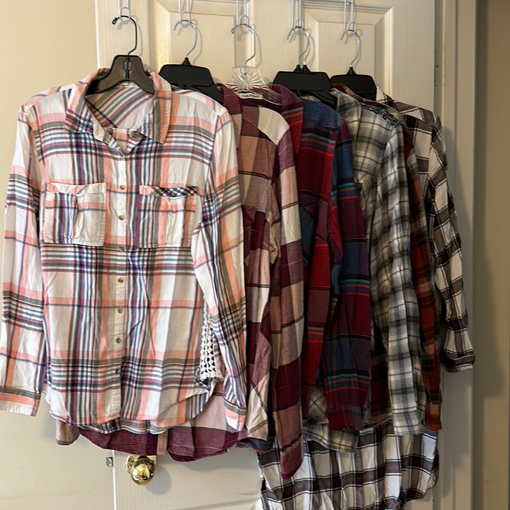 SOLD Lot of 6 flannels size XL